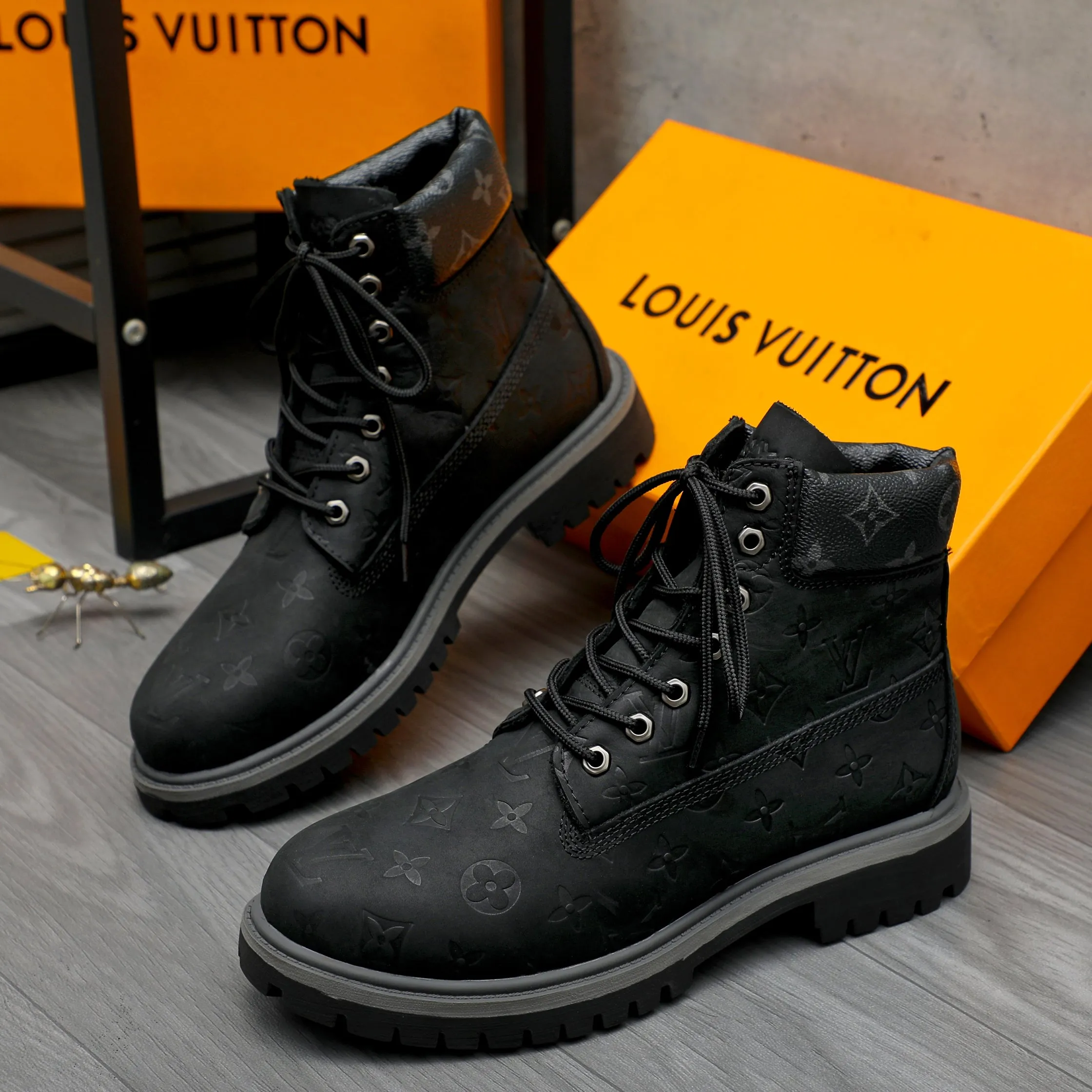 Men's shoes 💰p480 Product trademark: LV "Louis Vuitton" business lace-up high-top men's shoes Regular size: 38-44 Product materials: Selected matte cowhide embossed upper Leather lining Original rubber outsole